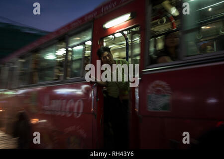 Yangon, Myanmar - 29. September 2016: mit dem Bus in die Innenstadt von Yangon Stockfoto