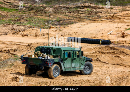 Die NATO Hummer Militärfahrzeuge. Soldat auf gepanzerte Hummer. Internationale militärische Ausbildung aber Streik 2017', Adazi, Lettland, vom 3. bis zum 15. Juni 2017. Stockfoto