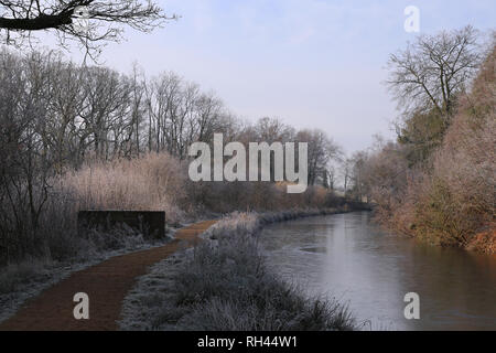 Basingstoke Canal über, Frogmore, in der Nähe der Flotte, Hart-Bezirk, Hampshire, England, Großbritannien, USA, UK, Europa eingefroren Stockfoto