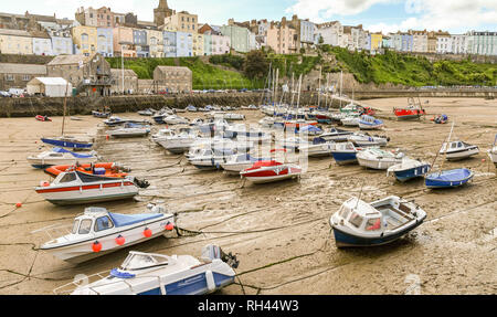 TENBY, Pembrokeshire, Wales - AUGUST 2018: Kleine Boote im Hafen von Tenby, West Wales, bei Ebbe Stockfoto