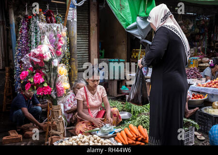 Yangon, Myanmar - 30. September 2016: Street Food Markt in der Innenstadt von Yangon Stockfoto