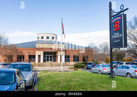 DAVIDSON, NC, USA -1/24/19: Davidson Rathaus und unterzeichnen, mit der amerikanischen Flagge auf der Pole. Stockfoto