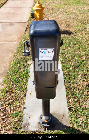 DAVIDSON, NC, USA -1/24/19: ein Wasser quality Sampling Station auf der Main Street. Stockfoto