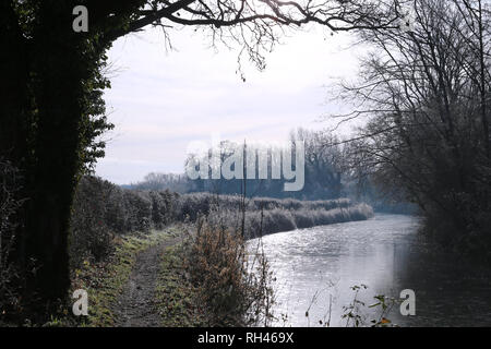 Basingstoke Canal über Gefroren, in der Nähe von Crookham Village, Flotte, Hart-Bezirk, Hampshire, England, Großbritannien, USA, UK, Europa Stockfoto