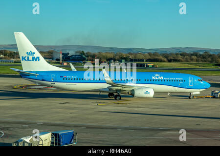 Ein KLM Dutch Airlines Boeing 737-800 Airliner, registrierte PH-BXU, taxying für Sie am Flughafen von Manchester in England. Stockfoto