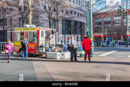 CHARLOTTE, NC, USA -1/24/19: Die Halal Food Warenkorb setzt an der Kreuzung der Tryon und Handel Straßen in Uptown Charlotte, an einem sonnigen Wintertag. Stockfoto