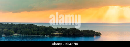 Panorama von dramatischer Sonnenaufgang über Roatan Insel in der Karibik. Stockfoto