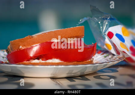 Eine frische Tomate Sandwich auf Wonder Brot macht eine Pool-/Snackbar, 12. Mai 2011 in Columbus, Mississippi. Stockfoto