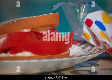 Eine frische Tomate Sandwich auf Wonder Brot macht eine Pool-/Snackbar, 12. Mai 2011 in Columbus, Mississippi. Stockfoto