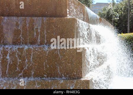 Wasser fließt nach unten Schritte auf einem Brunnen Stockfoto