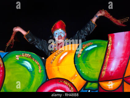 Ein Nachtschwärmer wirft Perlen der Menge, die bei der Bestellung von Inca Mardi Gras Parade in der Innenstadt von Mobile, Alabama, Feb 25., 2011. Stockfoto