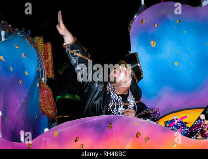 Ein Nachtschwärmer Wellen der Menge, die bei der Bestellung von Inca Mardi Gras Parade in der Innenstadt von Mobile, Alabama, Feb 25., 2011. Stockfoto