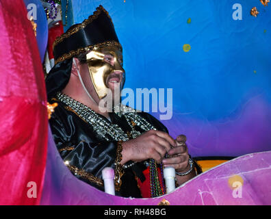 Ein Nachtschwärmer wirft Perlen der Menge, die bei der Bestellung von Inca Mardi Gras Parade in der Innenstadt von Mobile, Alabama, Feb 25., 2011. Stockfoto