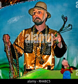 Ein Nachtschwärmer wirft Perlen der Menge, die bei der Bestellung von Inca Mardi Gras Parade in der Innenstadt von Mobile, Alabama, Feb 25., 2011. Stockfoto