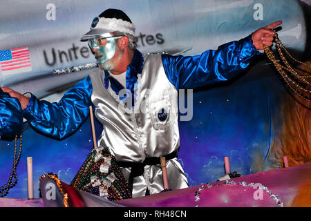 Ein Nachtschwärmer auf einem NASA-themed float wirft Perlen der Menge, die bei der Bestellung von Inca Mardi Gras Parade in der Innenstadt von Mobile, Alabama, Feb 25., 2011. Stockfoto