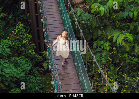 Junge Frau an der Hängebrücke in Kuala Lumpur, Malaysia Stockfoto