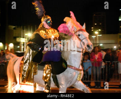 Ein Nachtschwärmer Fahrten die Church Street zu Pferd in der Reihenfolge der Inca Mardi Gras Parade Feb.25, 2011 in Mobile, Alabama. Stockfoto