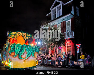 Ein Schwimmer rollt St. Charles Avenue an der Krewe von Hermes Mardi Gras Parade im Lee Kreis, 28.02.2014, New Orleans, Louisiana. Stockfoto