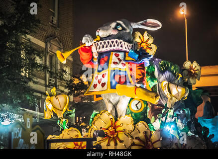 Ein Schwimmer rollt St. Charles Avenue an der Krewe von Hermes Mardi Gras Parade im Lee Kreis, 28.02.2014, New Orleans, Louisiana. Stockfoto