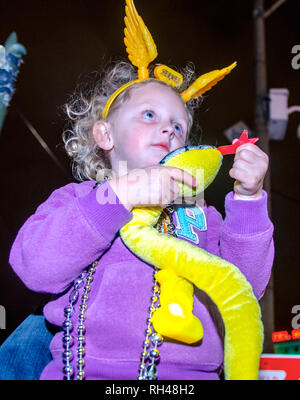 Ein kleines Mädchen hält einen ausgestopften Schlange erwischte wie die Krewe von Hermes Mardi Gras Parade rollt St. Charles Avenue im Lee Kreis, 28.02.2014, in Stockfoto