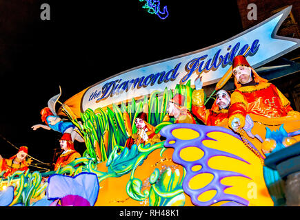 Mitglieder der Krewe von Hermes werfen Perlen in der Masse während des Mardi Gras Parade im Lee Kreis, 28.02.2014, New Orleans, Louisiana. Stockfoto