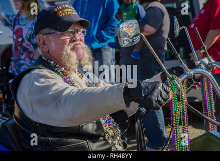 Ein Vietnam Veteran fährt ein Dreirädriges Motorrad trike in der Krewe de La Dauphine Mardi Gras Parade, Jan. 17, 2015, in Dauphin Island, Alabama. Stockfoto