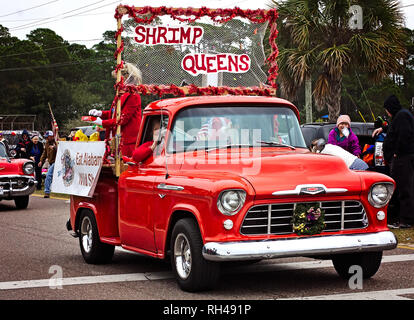 Die Shrimps queens Fahrt in einem klassischen Chevrolet 3100 Pickup Truck während des Mardi Gras Parade, Jan. 28, 2017, in Dauphin Island, Alabama. Stockfoto