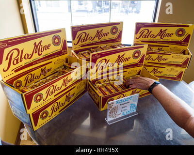 Erreichen für ein Pal-o-Mine Schokolade: Eine Frau kommt in eine Anzeige an der alten Ganong factory store Für diese berühmten New Brunswick behandeln. Stockfoto