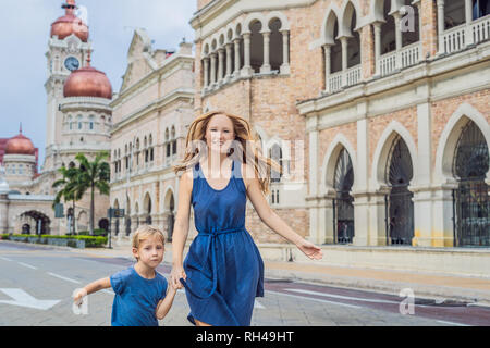 Mutter und Sohn auf dem Hintergrund von Sultan Abdul Samad Gebäude in Kuala Lumpur, Malaysia. Reisen mit Kindern Konzept Stockfoto