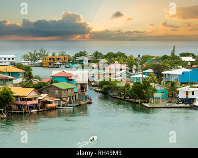 Oak Ridge Gebiet von Roatan, Honduras bei Sonnenaufgang. Oak Ridge ist als das Venedig der Karibik bekannt. Stockfoto
