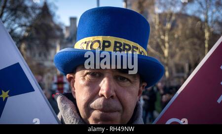 Anti-Brexit Mitkämpfer Steve Bray gesehen Plakate während des Protestes. Der Anti-Brexit Mitkämpfer Protest außerhalb der Häuser des Parlaments als Theresa May erfüllt die Staats- und Regierungschefs der EU am 13. Februar, wenn es keinen Deal ist, der britische Premierminister wird eine geändert werden Motion für die Debatte am 14. Februar beginnen mit der Diskussion weiter mit der brexit zu bewegen. Stockfoto