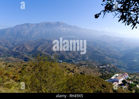 Das Buddhistische Zentrum der Karma Guen am Fuße von La Maroma, der höchste Berg in der Axarquia, Malaga, Andalusien, Spanien. 3. Oktober 2018 Stockfoto