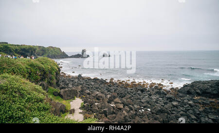 Vulkangestein Strände an der Küste von der Insel Jeju Seogwipo, Bereich Stockfoto