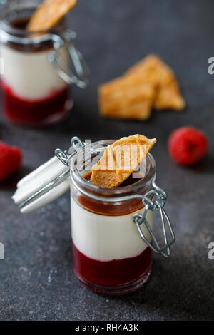 2-in-1-Panna Cotta mit Himbeeren, Vanille und Kaffee Sirup Stockfoto