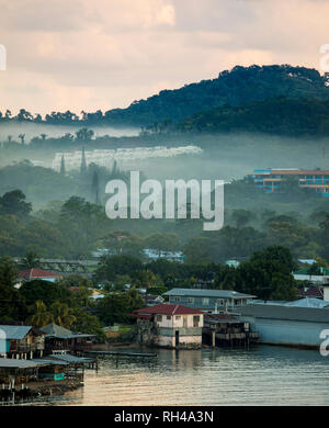 Blick auf Coxen Hole und Port auf Roatan im Morgennebel. Stockfoto