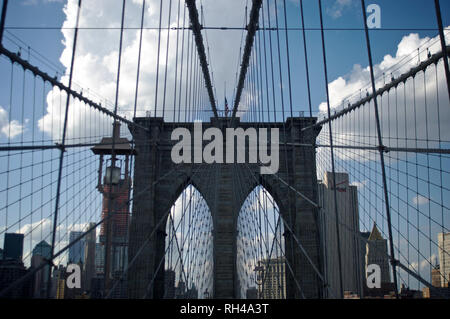 Das unverwechselbar gerahmte und komponierte Bild der ikonischen und weltberühmten Brooklyn Bridge in New York City. Stockfoto