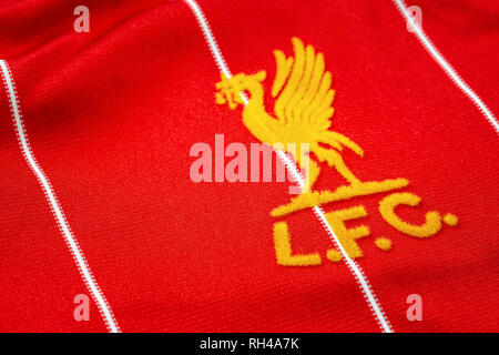 Bangkok, Thailand - 17. Januar 2019: Close-up des FC Liverpool Fußball home Jersey ca. 1982-1985 mit der club Emblem Stockfoto