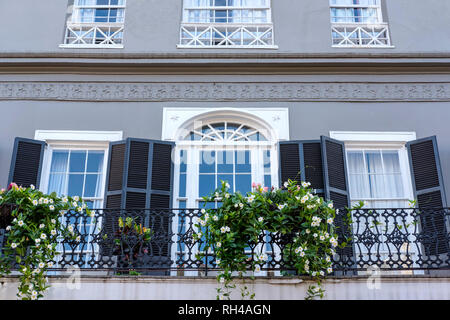 Die historische Kolonialzeit aus den 1800er Jahren beherbergt uns, den eisernen Balkon des LaLaurie Mansion, das Haus von Madame LaLaurie, Royal Street, New Orleans French Quarter, Louisiana, USA Stockfoto