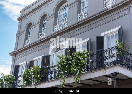 Die historische Kolonialzeit aus den 1800er Jahren beherbergt uns, den eisernen Balkon des LaLaurie Mansion, das Haus von Madame LaLaurie, Royal Street, New Orleans French Quarter, Louisiana, USA Stockfoto