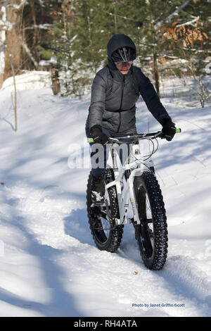 Fat Bike Reiter auf winterwanderwegen Stockfoto