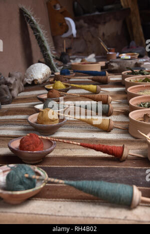 Natürlich gefärbte Wolle in einem traditionellen Textil Weberei Zentrum in der Nähe von Cusco, Peru. Stockfoto