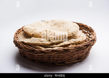 Chapati/Tava Roti auch als indisches Brot oder Fulka/phulka bekannt. Der Wirkstoff von Mittag-/Abendessen in Indien/Pakistan. selektive Fokus Stockfoto