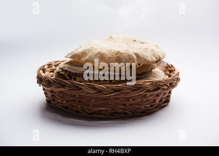 Chapati/Tava Roti auch als indisches Brot oder Fulka/phulka bekannt. Der Wirkstoff von Mittag-/Abendessen in Indien/Pakistan. selektive Fokus Stockfoto