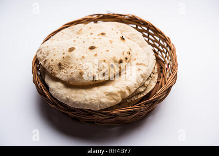 Chapati/Tava Roti auch als indisches Brot oder Fulka/phulka bekannt. Der Wirkstoff von Mittag-/Abendessen in Indien/Pakistan. selektive Fokus Stockfoto