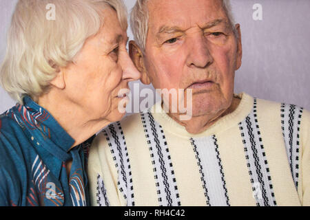 Romantisch traurige ältere Paare beieinander sitzen Stockfoto