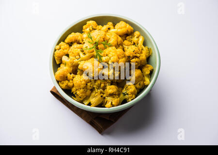 Trockene Wüste Gobi Masala/Blumenkohl Sabzi serviert in einer Schüssel. selektive Fokus Stockfoto