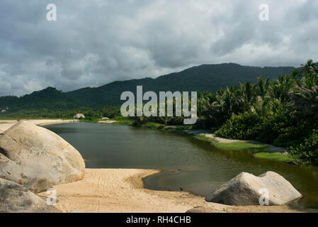 Lagune, glatte Felsen, Sand und tropische Vegetation an der malerischen Küste Arrecifes Strand. Tayrona Nationalpark, Kolumbien. Sep 2018 Stockfoto