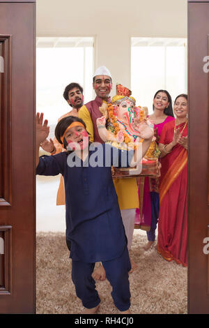Familie, Ganpati für Immersion anlässlich von Ganesh Chaturthi Stockfoto