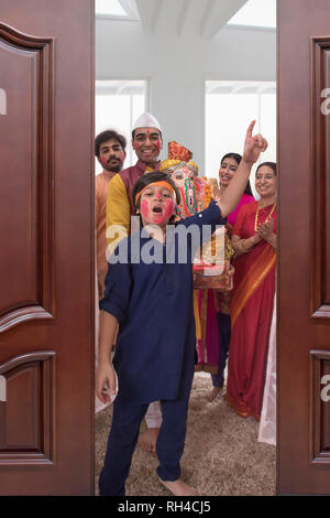 Familie, Ganpati für Immersion anlässlich von Ganesh Chaturthi Stockfoto