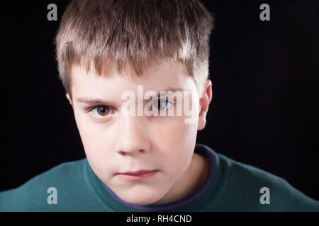 Studio Aufnahmen von jungen Jungen mit kurze braune Haare, trug grüner Jumper Stockfoto